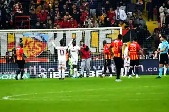 Kayserispor-Galatasaray Maçı'nda Sahaya Giriş ve Gerilim!