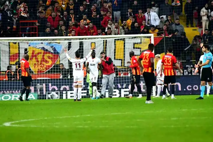 Kayserispor-Galatasaray Maçı'nda Sahaya Giriş ve Gerilim!