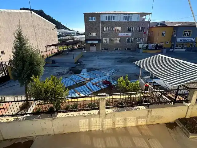 Mersin Bozyazı'nda Okul Spor Salonunun Çatısı Uçtu!